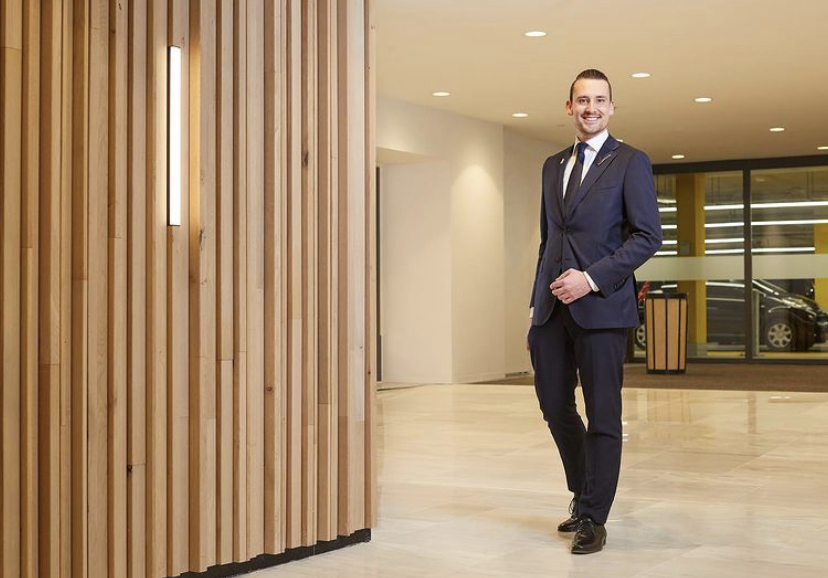Vriendelijke beveiliger in lobby